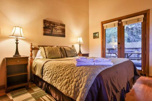 Moon River! Redwoods! Hot Tub! Bbq! Game Room! Close To River!