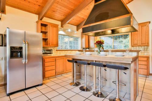 Moon River! Redwoods! Hot Tub! Bbq! Game Room! Close To River!