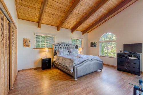 Moon River! Redwoods! Hot Tub! Bbq! Game Room! Close To River!