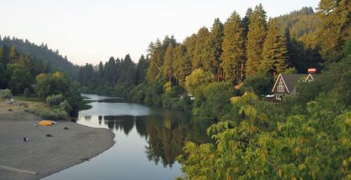 Moon River! Redwoods! Hot Tub! Bbq! Game Room! Close To River!