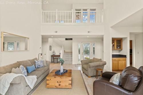 Large 3 Bedroom 2 Bath In Marina