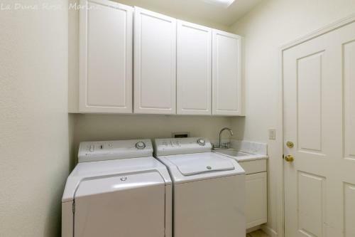 Large 3 Bedroom 2 Bath In Marina