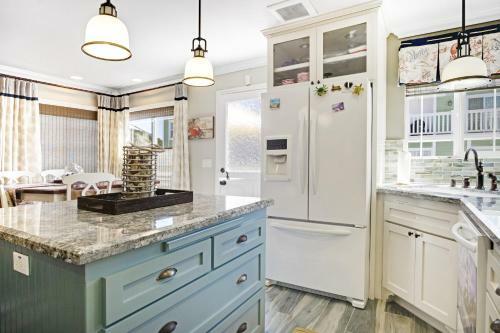 Spacious New Balboa Peninsula Retreat