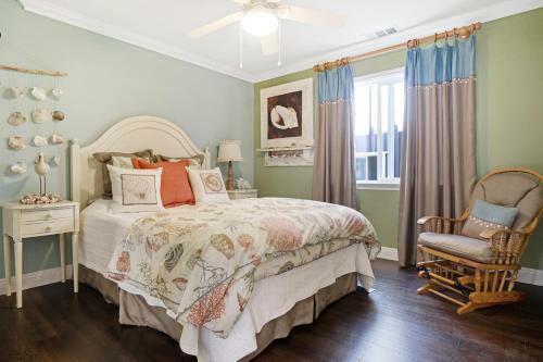 Spacious New Balboa Peninsula Retreat