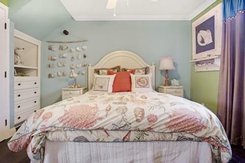 Spacious New Balboa Peninsula Retreat