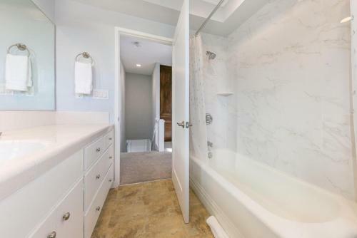 Nb-200a - 2-story Sensational Balboa Beachfront Charm