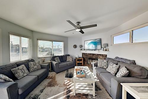 Beachside End Unit - Private Garage & 2 Balconies Townhouse