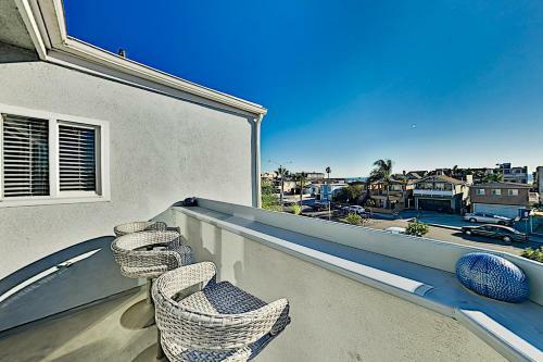 Beachside End Unit - Private Garage & 2 Balconies Townhouse
