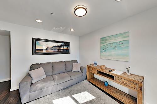 Beachside End Unit - Private Garage & 2 Balconies Townhouse