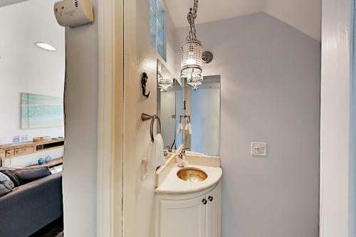 Beachside End Unit - Private Garage & 2 Balconies Townhouse