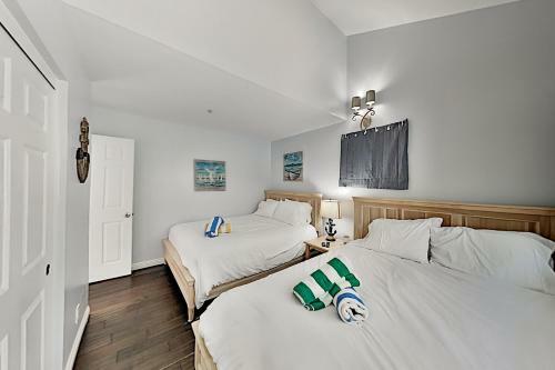 Beachside End Unit - Private Garage & 2 Balconies Townhouse
