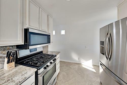 Beachside End Unit - Private Garage & 2 Balconies Townhouse