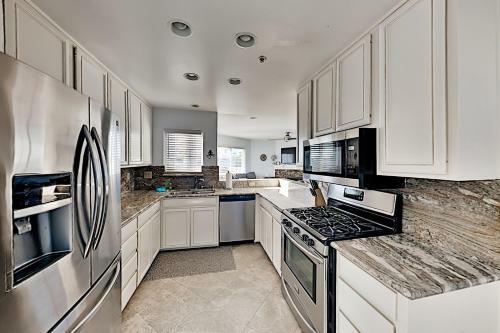 Beachside End Unit - Private Garage & 2 Balconies Townhouse