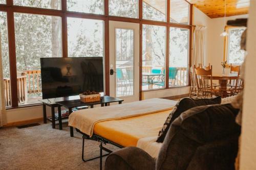 Bass Lake`s Balsam Bungalow