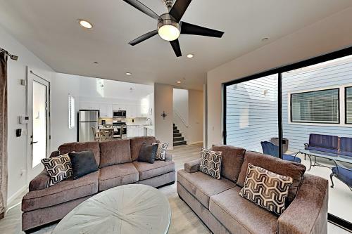 Apartamento Beachfront Condo With Ocean Views & Luxe Interior Apts
