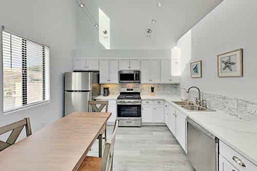 Apartamento Beachfront Condo With Ocean Views & Luxe Interior Apts