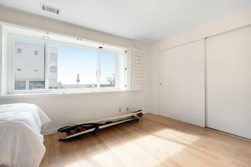 Spacious Hollywood Beach Stunner