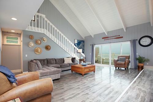 New Listing! Oceanfront Eden With Private Beach Home