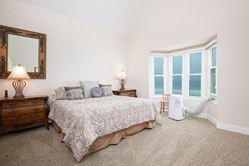 New Listing! Oceanfront Eden With Private Beach Home