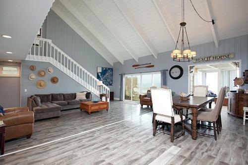 New Listing! Oceanfront Eden With Private Beach Home