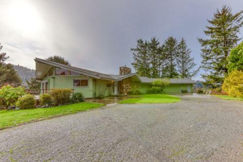 Viewcrest Retro Country Home