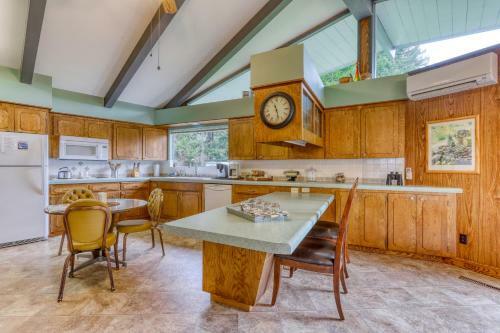 Viewcrest Retro Country Home