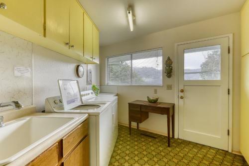 Viewcrest Retro Country Home