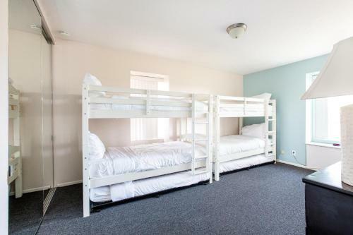3 Bedroom! - Complex Is On The Beach With Huge Pool