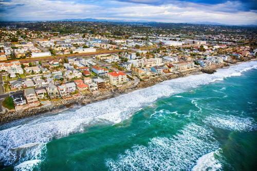 Updated Home & Studio - Walk To Beach & Downtown Home