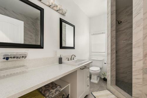 Updated Home & Studio - Walk To Beach & Downtown Home