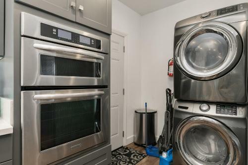 Updated Home & Studio - Walk To Beach & Downtown Home