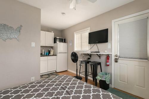 Updated Home & Studio - Walk To Beach & Downtown Home