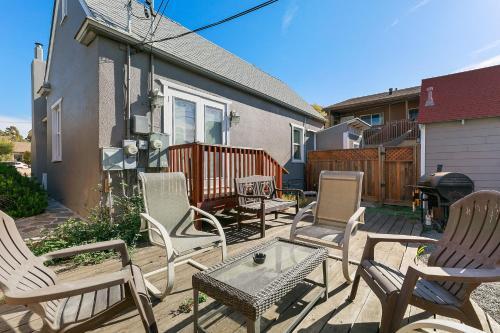 Updated Home & Studio - Walk To Beach & Downtown Home