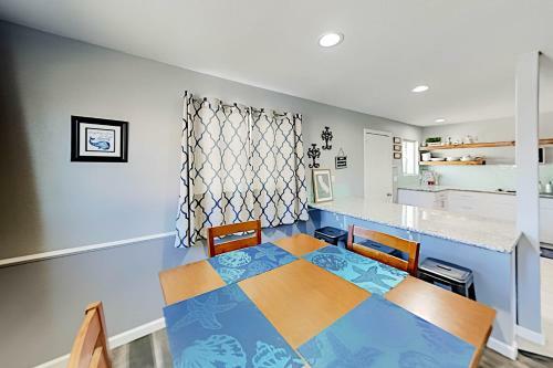 Updated Cottage - Backyard Firepit - Near Beach Home