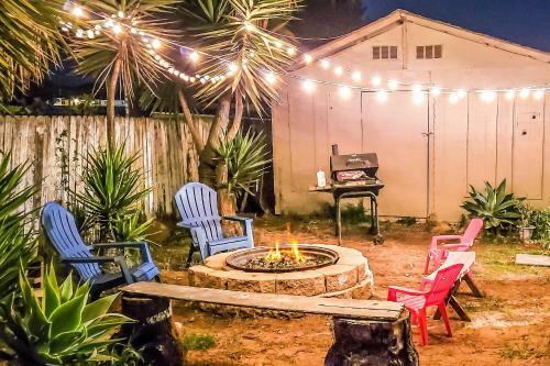 Updated Cottage - Backyard Firepit - Near Beach Home