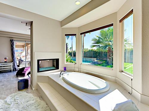 Palm Desert 4br 3ba Opulent Retreat With Pool & Jacuzzi Home