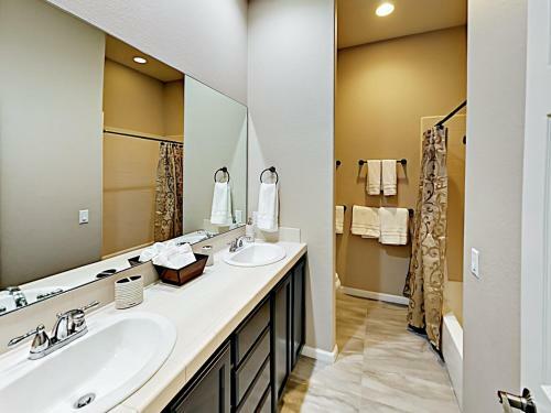 Palm Desert 4br 3ba Opulent Retreat With Pool & Jacuzzi Home