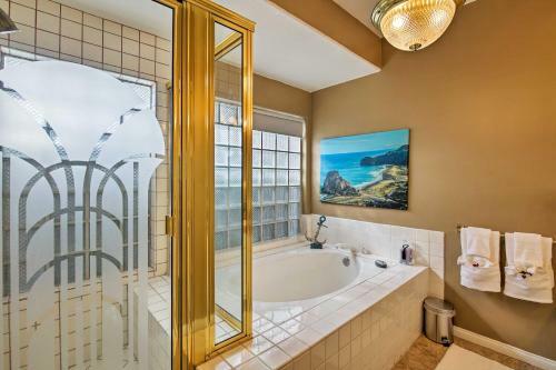 Upscale Home With Private Pool And Theater Room!