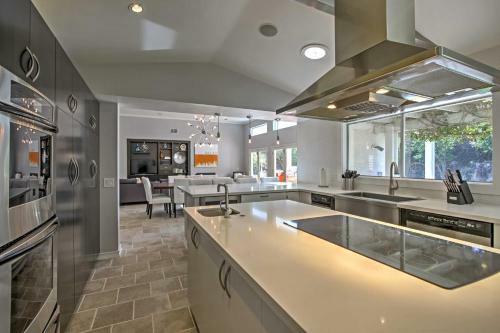 Luxury Retreat With Backyard Oasis, Walk To El Paseo