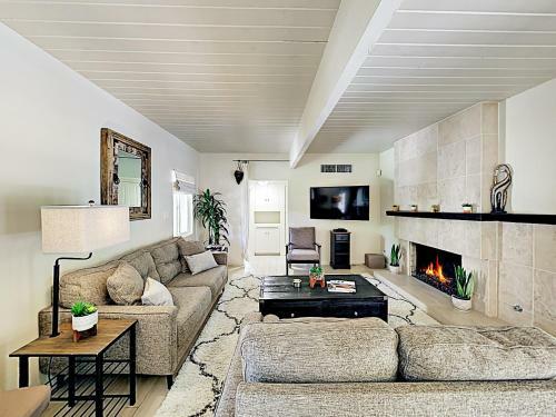New Listing! Stunning Movie Colony With Private Pool Home