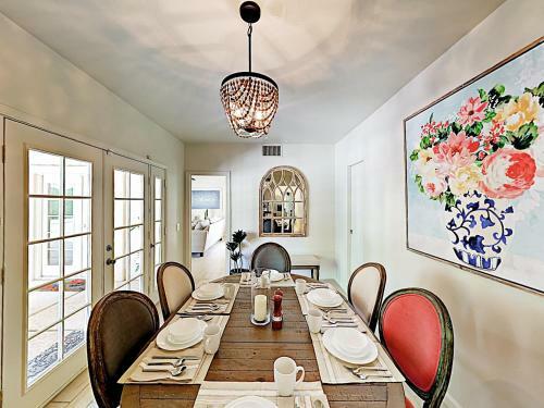 New Listing! Stunning Movie Colony With Private Pool Home