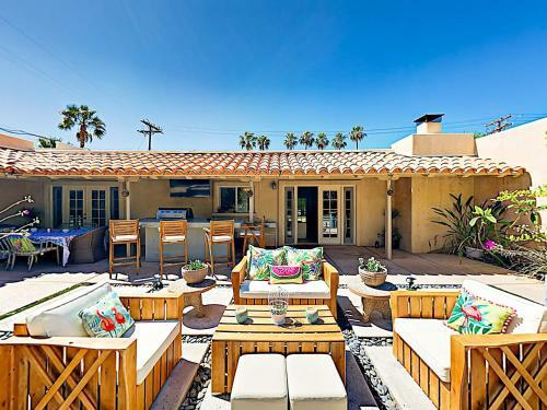 New Listing! Stunning Movie Colony With Private Pool Home