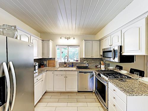 New Listing! Stunning Movie Colony With Private Pool Home