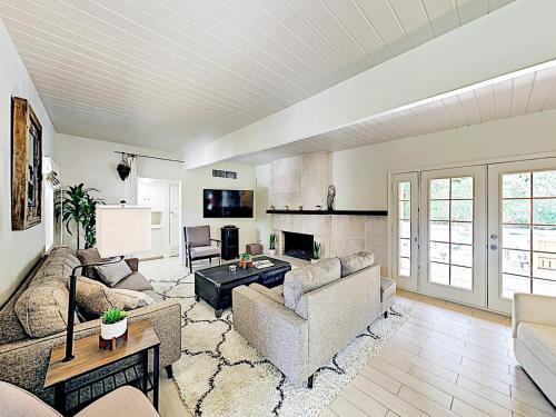 New Listing! Stunning Movie Colony With Private Pool Home