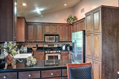 Desert Oasis On Golf Course With Private Pool And Spa!