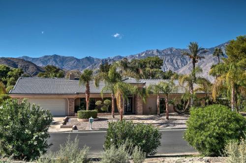 Desert Oasis On Golf Course With Private Pool And Spa!