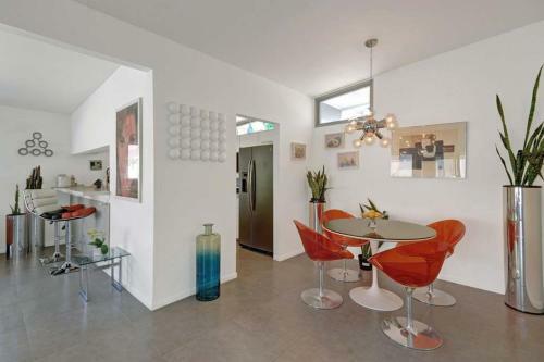 Rubys Retreat By Oranj Palm