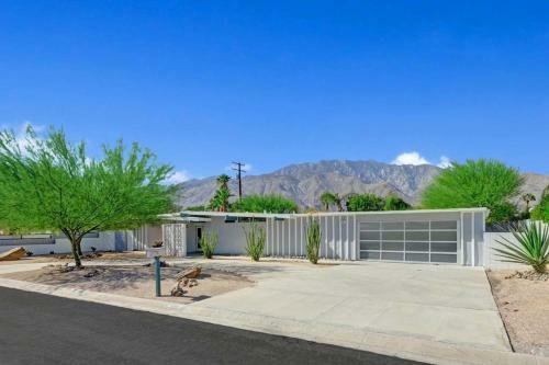 Rubys Retreat By Oranj Palm