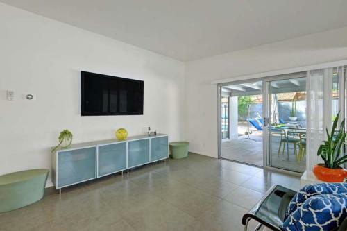 Rubys Retreat By Oranj Palm