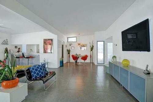 Rubys Retreat By Oranj Palm